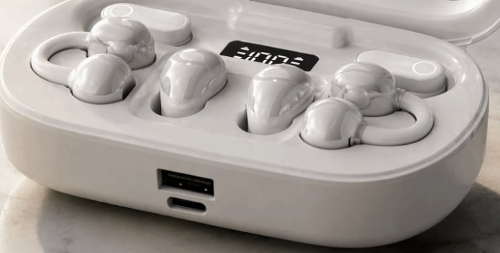 The front of the case: the battery screen, the USB port and the Type-C port